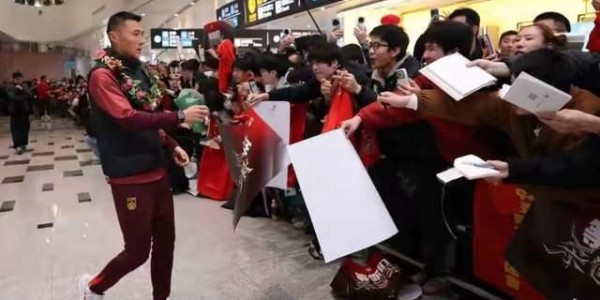 MKsports-U23国足凯旋！机场人山人海，李昊接受采访，70多岁球迷成亮点