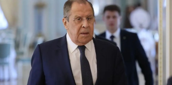 俄空袭乌西部城市与美国工厂酿1死26伤，乌克兰试射射程3000公里的火烈鸟导弹 | 狼叔看世界