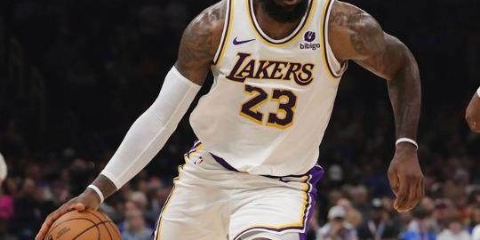 湖人危急还得他来救火！39岁老詹独砍40分再创历史