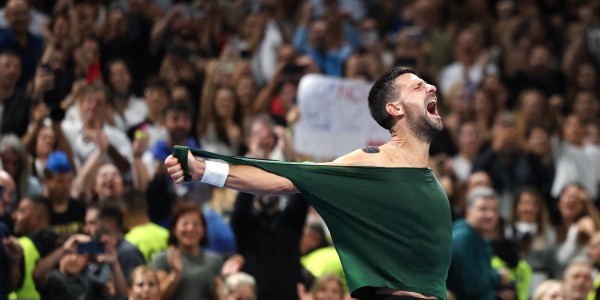 撕衣、吃草、挂电话、拉提琴：深度解读德约庆祝动作的动机和意义