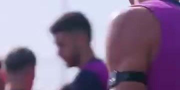 气氛欢乐！巴萨球员训练场上拍打莱万，祝他37岁生日快乐