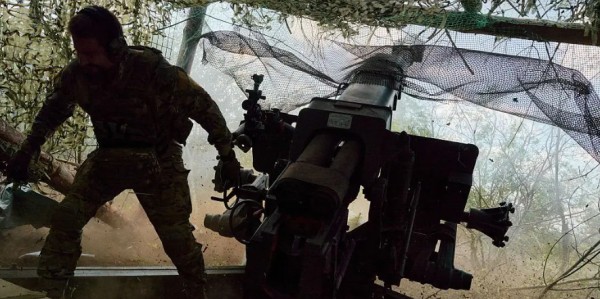 俄空袭乌西部城市与美国工厂酿1死26伤，乌克兰试射射程3000公里的火烈鸟导弹 | 狼叔看世界