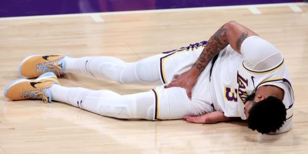 MK体育官网-浓眉的腹股沟牵动湖人神经，卫冕之路再现艰难险阻