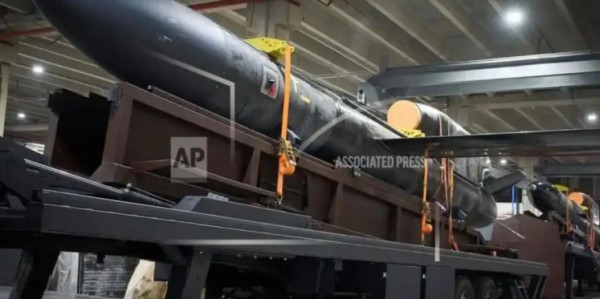 俄空袭乌西部城市与美国工厂酿1死26伤，乌克兰试射射程3000公里的火烈鸟导弹 | 狼叔看世界