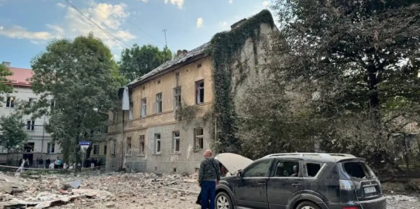 俄空袭乌西部城市与美国工厂酿1死26伤，乌克兰试射射程3000公里的火烈鸟导弹 | 狼叔看世界