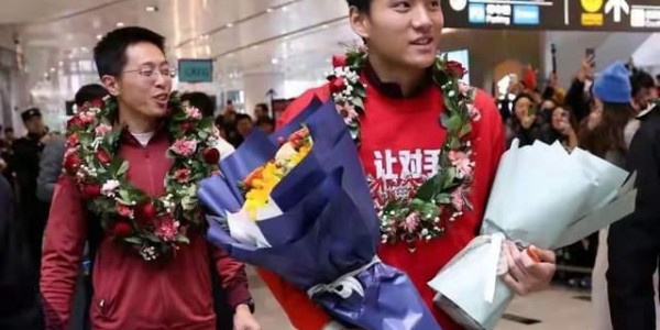 MKsports-U23国足凯旋！机场人山人海，李昊接受采访，70多岁球迷成亮点