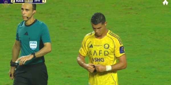 MK体育官网-C罗补时阶段被替换离场，转身向看台鼓掌答谢球迷