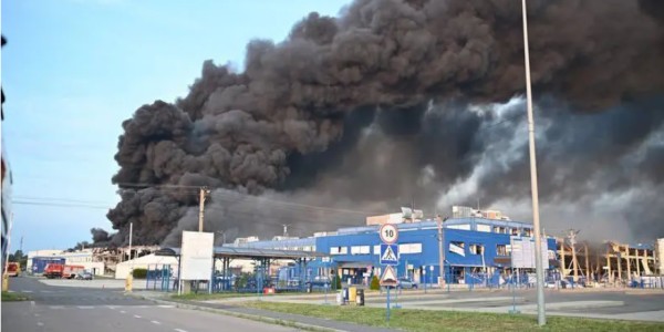 俄空袭乌西部城市与美国工厂酿1死26伤，乌克兰试射射程3000公里的火烈鸟导弹 | 狼叔看世界